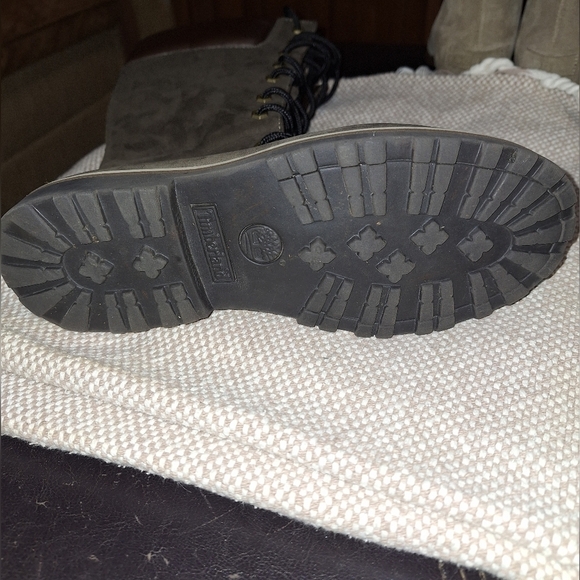 Girls Timberland 14" grey boots in a size 5.5. Pre-loved with a couple of flaws - Picture 7 of 11